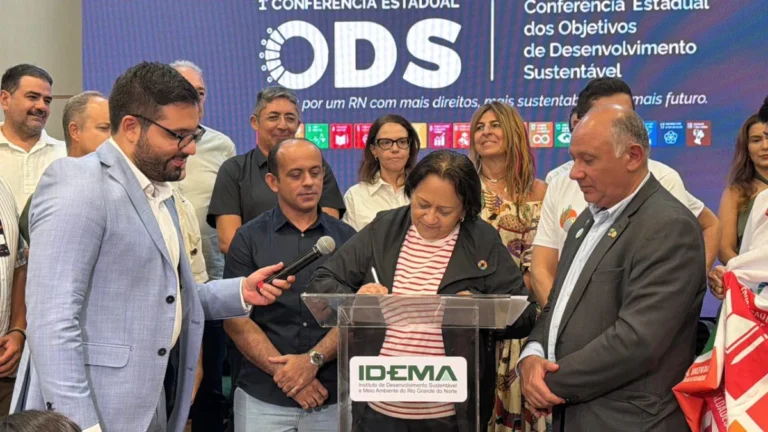 Assinatura o decreto de criação do Refúgio da Vida Silvestre Serra das Araras (2) - Creditos da Imagem - Acervo Idema