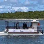 Canguaretama entrega catamarã a ostreicultores