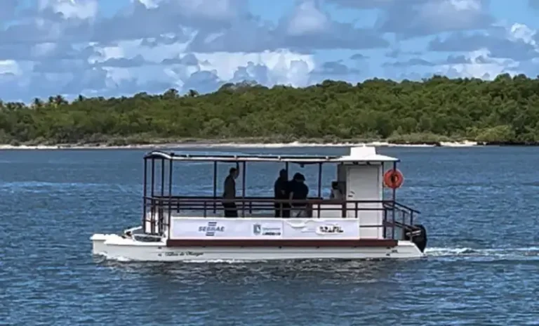 Canguaretama entrega catamarã a ostreicultores