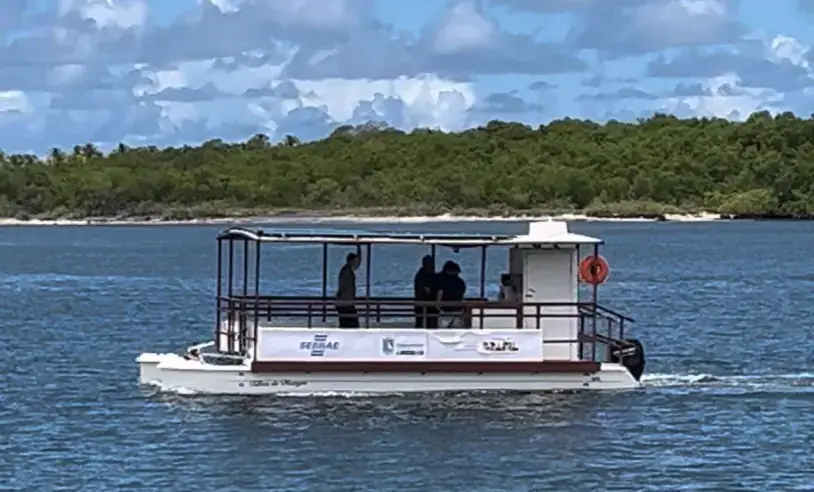 Canguaretama entrega catamarã a ostreicultores