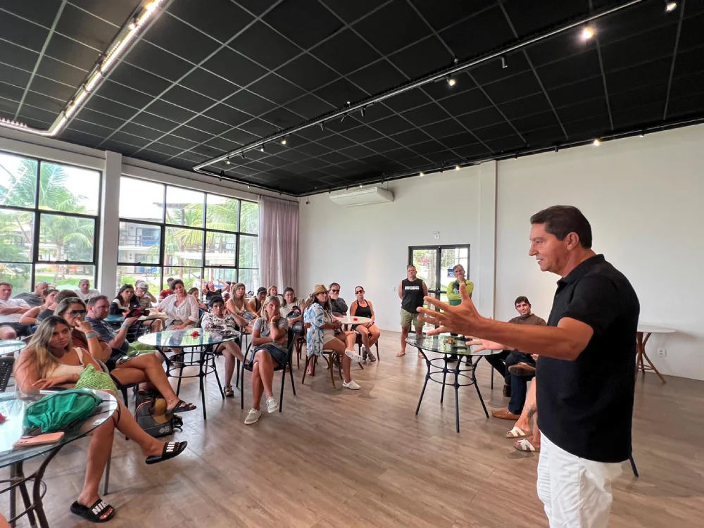 Prefeito em evento de promoção do destino Tibau do Sul foto divulgação