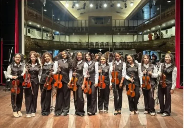 Alunas de Goianinha fazem homenagem ao maestro Aldo Parisot