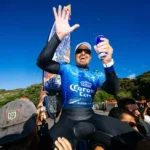 italo-ferreira carregado em Raglan foto Rambo Estrada WSL