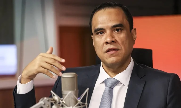 Ministro do Turismo Gustavo Feliciano foto divulgação
