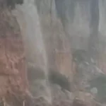 agua descendo das falesias em Pipa