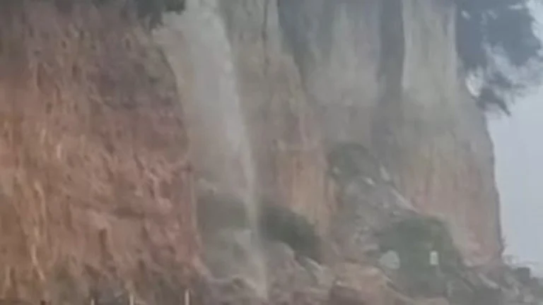 agua descendo das falesias em Pipa
