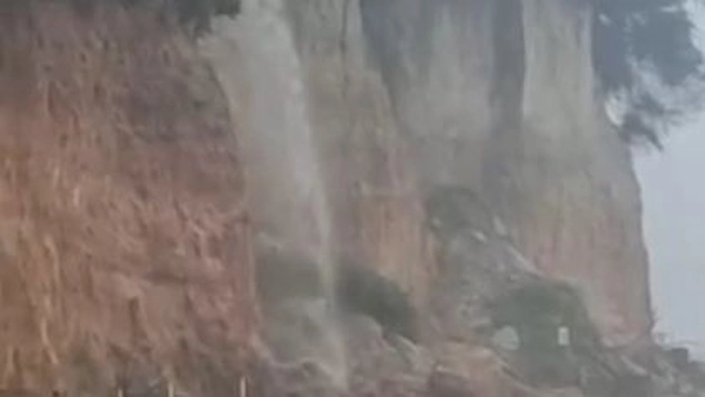 agua descendo das falesias em Pipa