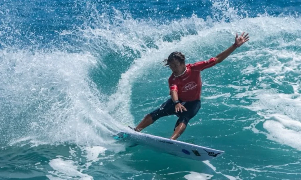 Arthur Vilar acertando um cut-back na onde de El Salvador Foto Instagram @surfbrasil.bra