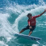 Arthur Vilar acertando um cut-back na onde de El Salvador Foto Instagram @surfbrasil.bra